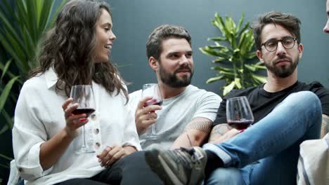 Lächelnde-Junge-Leute-Trinken-Wein-Auf-Der-Terrasse